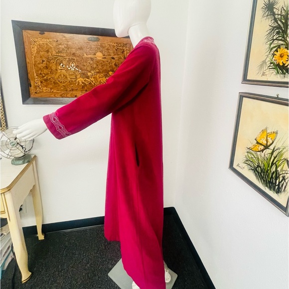 Vanity Fair Burgundy Zip Up Robe/ Housedress With Zig Zag Decoration - Picture 11 of 11